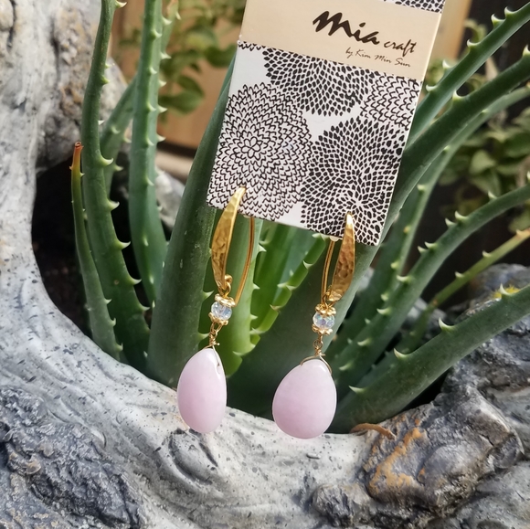 3/$25 Gold drop earring with rose quart stone - Picture 2 of 4